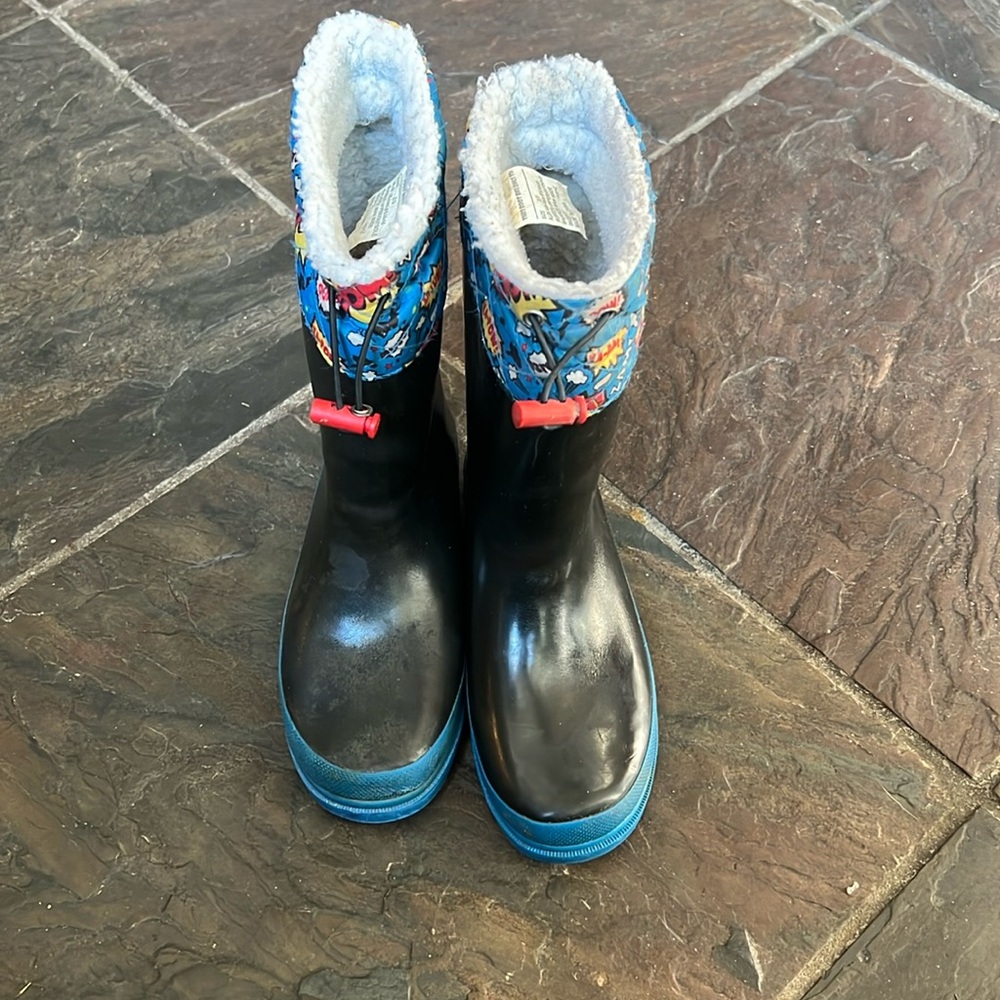 Sz 2/3 Rubber boots. Great condition. Cinch top. Slight heel wear.